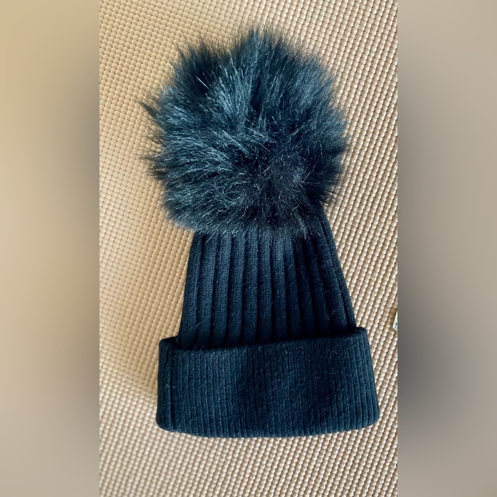 NWOT! Norla Canada Black Wool-Blend Beanie & Faux Fur PomPom / Winter Hat
